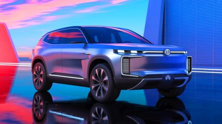 Illustration of Dongfeng eπ's strategic overhaul with advanced electric vehicles and collaboration with Huawei.