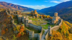 “Stone Walls Rise From Forgotten Earth”: 3,000-Year-Old Fortress Found to Be 40 Times Larger Than Believed Illustration of the discovery of a massive 3,000-year-old fortress in the Caucasus mountains using drone technology.