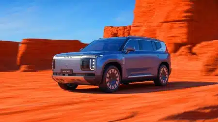 “Pure Gold Emblems With Ancient Script”: BYD’s Yangwang U8L Luxury SUV Delivers 1,180 Horsepower and 720 Mile Range Illustration of the Yangwang U8L Dingshi Edition, a luxury off-road SUV by BYD, highlighting its cultural design and advanced technology.