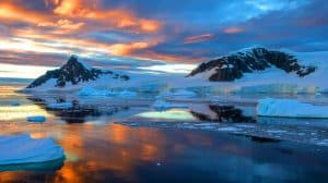 Illustration of the impact of rising temperatures and slowed stratospheric currents over Antarctica.