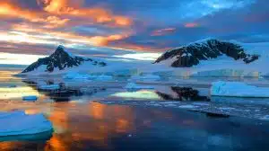 Illustration of the impact of rising temperatures and slowed stratospheric currents over Antarctica.