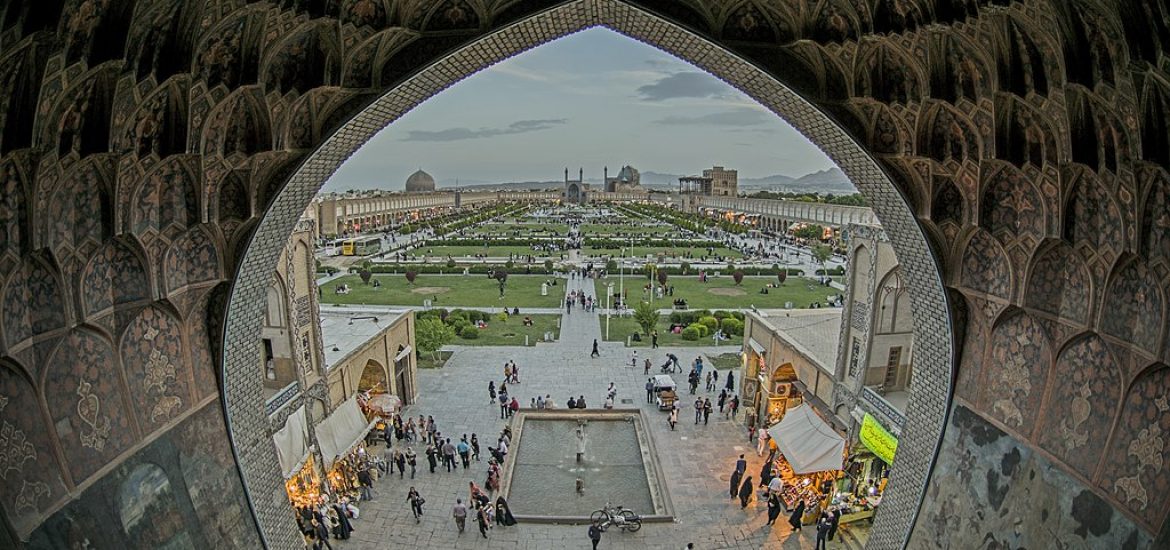 Iran economy slumps, despite complying with nuclear deal