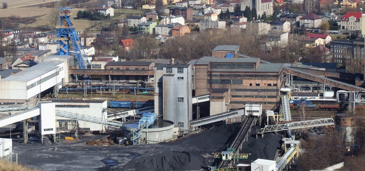 Outgoing Polish MPs to drive through pro-coal law 