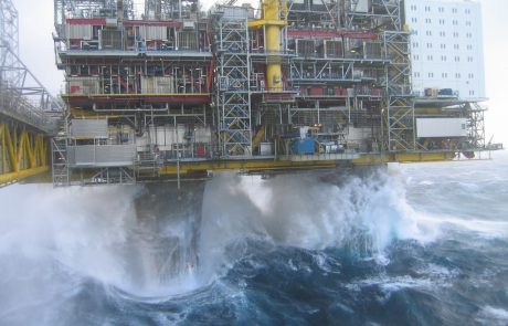 UK cuts cost of North Sea rig decommissioning