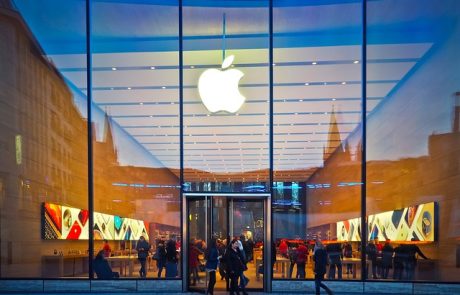 Apple Bets on Slimmer iPhone to Reignite Consumer Interest
